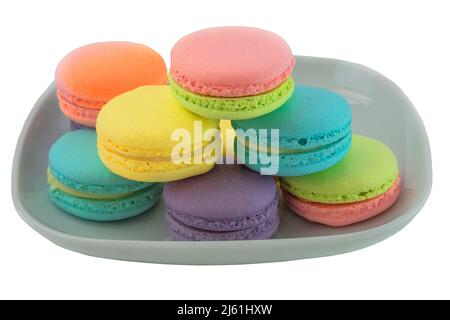 Macaron in piastra isolato su sfondo bianco. Torta rotonda di consistenza meringa, fatta con albumi, zucchero, mandorle in polvere e con Foto Stock