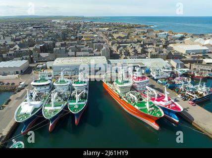 Vista aerea dei pescherecci da traino nel porto di pesca e nel porto di Fraserburgh, Aberdeenshire, Scozia, Regno Unito Foto Stock