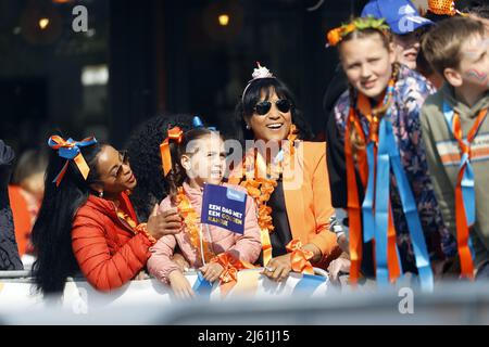 MAASTRICHT -Olanda, 2022-04-27 10:26:35 MAASTRICHT - i fan arancioni durante la festa del Re a Maastricht. Dopo due anni di corona silenziosa, gli olandesi celebrano il giorno del Re come al solito. ANP ROBIN VAN LONKHUIJSEN olanda OUT - belgio OUT Foto Stock