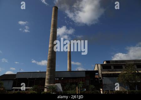 I camini di una fabbrica di zucchero a Vally de los Ingenios, Cuba Foto Stock