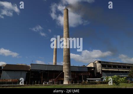 I camini di una fabbrica di zucchero a Vally de los Ingenios, Cuba Foto Stock