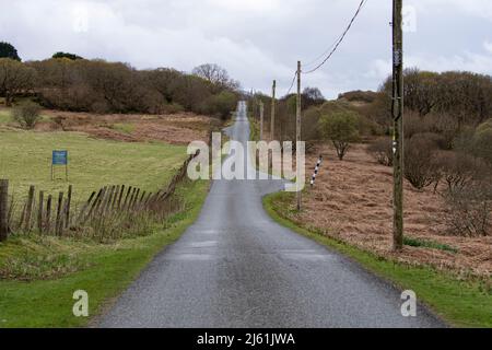 Strada a binario singolo con posti di passaggio tipici di quelli trovati sull'isola di Mull una grande isola scozzese delle Ebridi interne Foto Stock