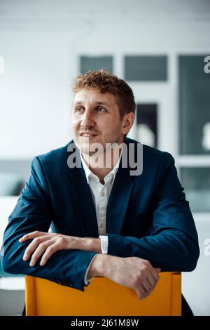 Imprenditore seduti su una sedia in ufficio Foto Stock