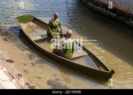 Scultura "le Sorelle" di Andrew Baldwin 2020, River Deben, Woodbridge, Suffolk, Inghilterra, REGNO UNITO Foto Stock