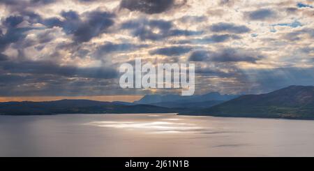 Vista panoramica della catena montuosa di Cuillin da Tarskavaig, Isola di Skye, Scozia Foto Stock