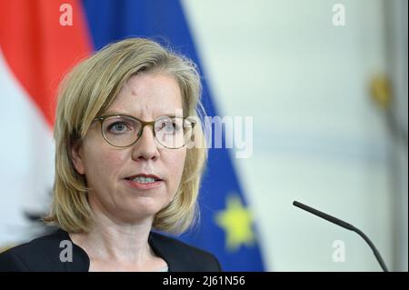 Vienna, Austria. 27th aprile 2022. Sala stampa dopo il Consiglio dei ministri della Cancelleria federale con Leonore Gewessler (i Verdi), Ministro federale per la protezione del clima, l'ambiente, l'energia, la mobilità, l'innovazione e la tecnologia. Tema: Approvvigionamento di gas in Austria e nell'Unione europea. Credit: Franz PERC/Alamy Live News Foto Stock