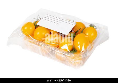 Pomodori ciliegini gialli confezionati ed etichettati su un isolato sfondo bianco Foto Stock