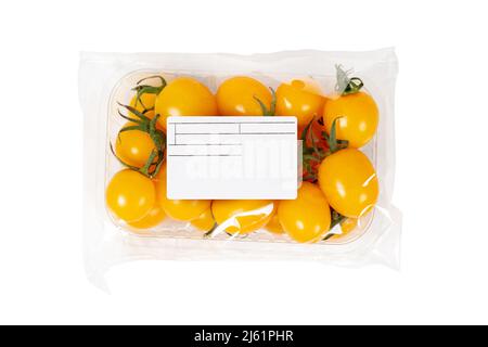 Pomodori ciliegini gialli confezionati ed etichettati su un isolato sfondo bianco Foto Stock