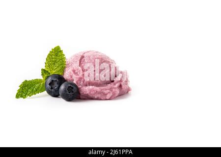 Paletta per gelato al mirtillo isolata su sfondo bianco Foto Stock