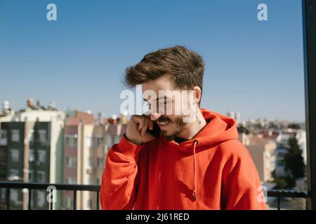 Telefono, bel giovane che parla al telefono. Interagire con persone adulte allegro Foto Stock