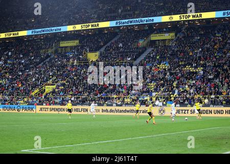 Città di Dortmund, Germania. 26th apr, 2022. Primo: 26 aprile 2022 Fuvuball, 1.Bundesliga, stagione 2021/2022, benefico game a favore delle vittime della guerra/guerra contro Ucraina da Putin/Russia BVB, Borussia Dortmund - Dynamo Kyiv Signal Iduna Park Credit: dpa/Alamy Live News Foto Stock