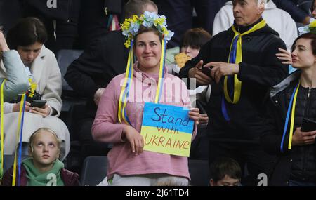 Città di Dortmund, Germania. 26th Apr, 2022. Primo: 04/26/2022 Fuvuball, 1.Bundesliga, stagione 2021/2022, benefico gioco a favore delle vittime della guerra/guerra contro Ucraina da Putin/Russia BVB, Borussia Dortmund - Dynamo Kyiv tifosi, Ucraina, credito rifugiati: dpa/Alamy Live News Foto Stock