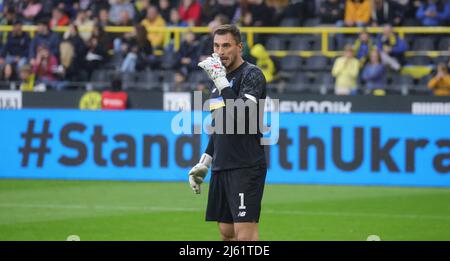 Città di Dortmund, Germania. 26th apr, 2022. Primo: 26 aprile 2022 Fuvuball, 1st Bundesliga, stagione 2021/2022, benefico game a favore delle vittime della guerra/guerra contro Ucraina da Putin/Russia BVB, Borussia Dortmund - Dynamo Kyiv Kyiv Goalwart Georgiy Bushchan Credit: dpa/Alamy Live News Foto Stock