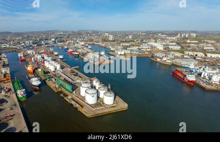 Vista aerea dal drone del porto e porto di Aberdeen, la base per i servizi di supporto offshore del North Sea Oil, Aberdeenshire, Scozia, Regno Unito Foto Stock