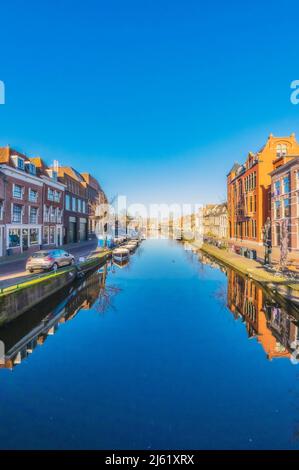 Paesi Bassi, Olanda del Sud, Leiden, cielo blu chiaro che riflette nel canale cittadino Foto Stock