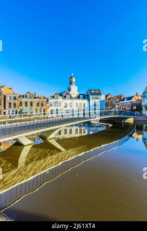 Paesi Bassi, Olanda del Sud, Leiden, cielo chiaro sopra il ponte che si estende attraverso il canale della città Foto Stock