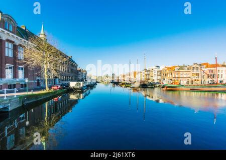 Paesi Bassi, Olanda del Sud, Leiden, cielo blu chiaro che riflette nel canale cittadino Foto Stock