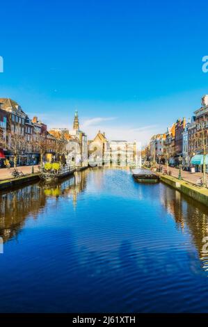 Paesi Bassi, Olanda del Sud, Leiden, cielo blu chiaro che riflette nel canale cittadino Foto Stock