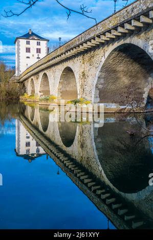 Germania, Assia, Limburg an der Lahn, Ponte di Lahn che si riflette nel fiume Lahn Foto Stock