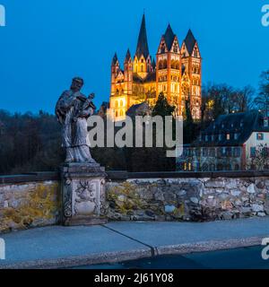 Germania, Assia, Limburgo an der Lahn, Statua di Giovanni di Nepomuk sul ponte di Lahn al tramonto con la Cattedrale di Limburgo illuminata sullo sfondo Foto Stock