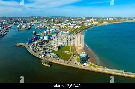 Vista aerea dal drone del porto e porto di Aberdeen, la base per i servizi di supporto offshore del North Sea Oil, Aberdeenshire, Scozia, Regno Unito Foto Stock