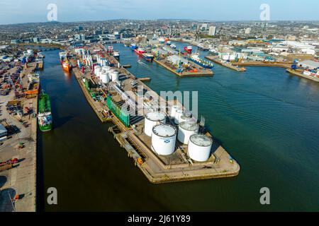 Vista aerea dal drone del porto e porto di Aberdeen, la base per i servizi di supporto offshore del North Sea Oil, Aberdeenshire, Scozia, Regno Unito Foto Stock