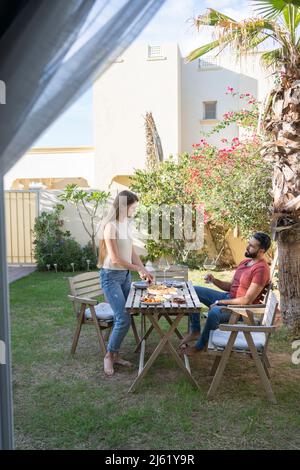 Coppia eterosessuale pranzo in giardino Foto Stock
