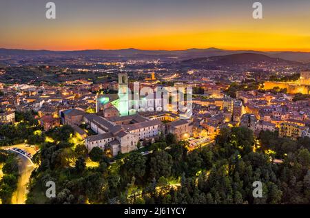 Veduta aerea della Basilica di San Domenico a Perugia, al tramonto Foto Stock