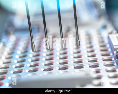 Pipetta multicanale robotica in laboratorio Foto Stock
