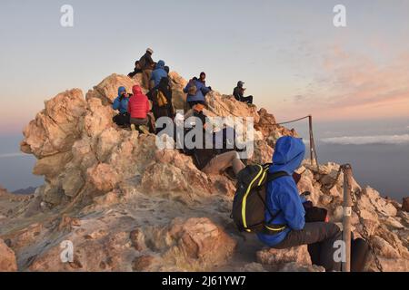 Gruppo di escursionisti sulla cima del Monte Teide (3718 m di altitudine) al mattino, Parco Nazionale del Teide Tenerife Isole Canarie Spagna. Foto Stock