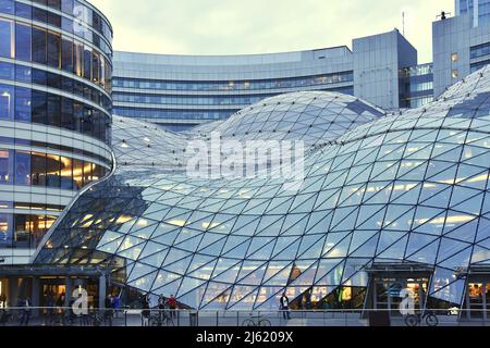 Złote Tarasy, moderno centro commerciale in vetro a Varsavia Polonia. Foto Stock