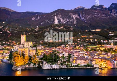 Veduta notturna aerea del Castello Scaligero a Malcesine - Lago di Garda, Nord Italia Foto Stock