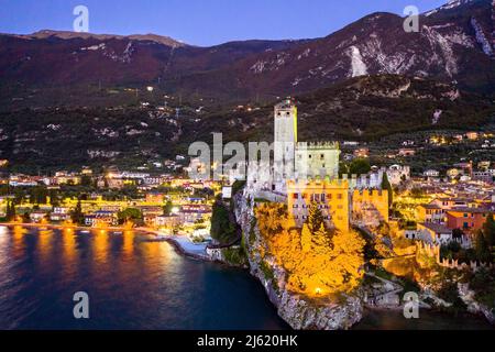 Veduta notturna aerea del Castello Scaligero a Malcesine - Lago di Garda, Nord Italia Foto Stock