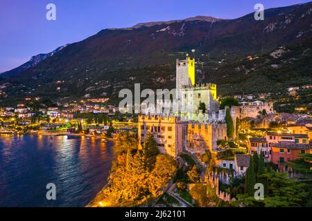 Veduta notturna aerea del Castello Scaligero a Malcesine - Lago di Garda, Nord Italia Foto Stock