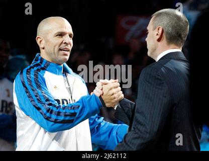 Dallas, Stati Uniti. 25th Jan 2012. Il Dallas Mavericks's Jason Kidd è accolto dall'allenatore Rick Carlisle, a destra, mentre riceve il suo anello di campionato prima che la squadra ospitasse i Minnesota Timberwolves all'American Airlines Center di Dallas, Texas, mercoledì 25 gennaio 2012. (Foto di Ron T. Ennis/Fort Worth Star-Telegram/TNS/Sipa USA) Credit: Sipa USA/Alamy Live News Foto Stock