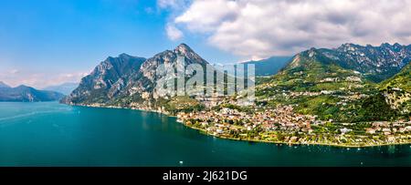 Panorama aereo della città di Marone sul lago d'Iseo in Lombardia Foto Stock