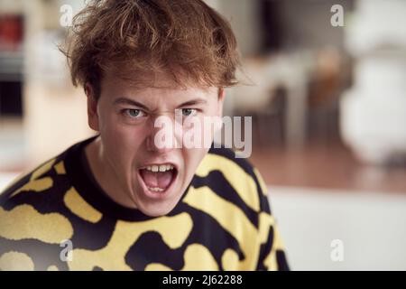 Ritratto di giovane arrabbiato urlando Foto Stock