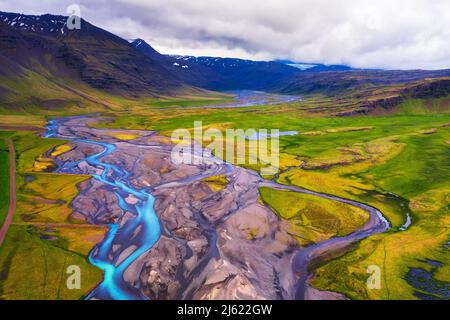 Vista aerea di un fiume che scorre attraverso il paesaggio islandese Foto Stock