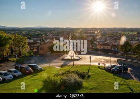 Vista della città dall'alto in giornata di sole, Castiglione del Lago, Umbria, Italia Foto Stock