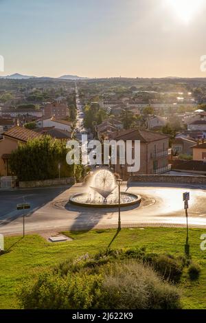 Fontana e vista città da alto in giornata di sole, Castiglione del Lago, Umbria, Italia Foto Stock