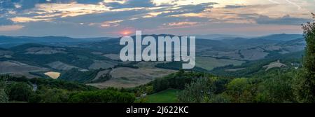 Italia, provincia di Siena, Radicondoli, campagna toscana al tramonto Foto Stock