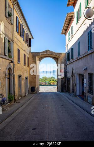 Vista lago Trasimeno dal cancello della città, Castiglione del Lago, Umbria, Italia Foto Stock