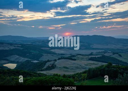 Italia, provincia di Siena, Radicondoli, campagna toscana al tramonto Foto Stock