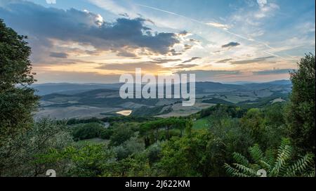 Italia, provincia di Siena, Radicondoli, campagna toscana al tramonto Foto Stock