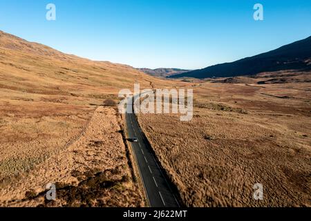 Regno Unito, Galles, veduta aerea dell'autostrada che si estende lungo il paesaggio marrone del Parco Nazionale di Snowdonia Foto Stock