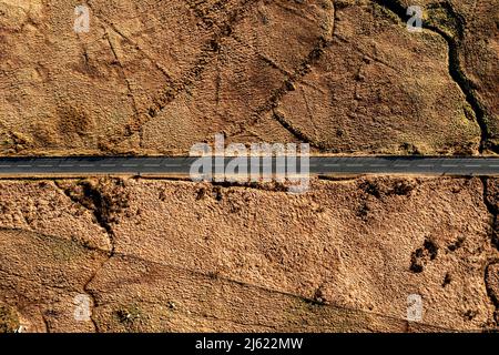 Regno Unito, Galles, veduta aerea dell'autostrada che si estende lungo il paesaggio marrone del Parco Nazionale di Snowdonia Foto Stock