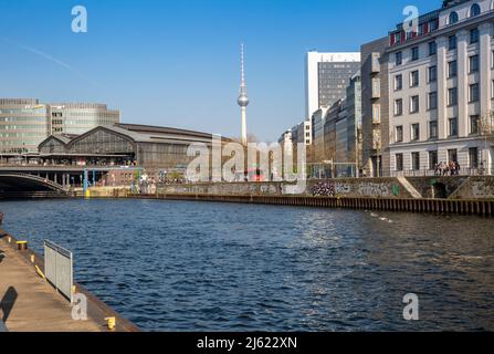 Germania, Berlino, fiume Sprea con la stazione Berlin Friedrichstrasse e la torre della televisione di Berlino sullo sfondo Foto Stock