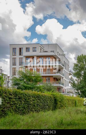 Germania, Berlino, Hedge di fronte al moderno edificio di appartamenti in una nuova area di sviluppo Foto Stock