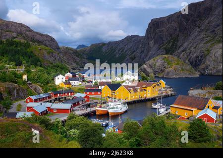 Veduta aerea del villaggio di pescatori di Nusfjord sulle isole Lofoten, Norvegia Foto Stock