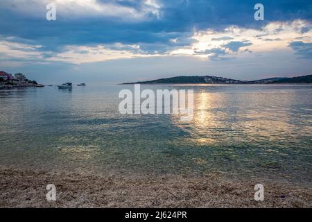 Barca a vela in mare Adriatico al tramonto Foto Stock
